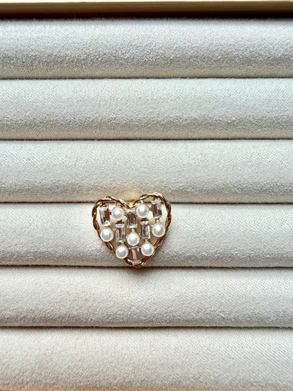 Broschen – Vergoldete Anstecker mit verspielten Motiven