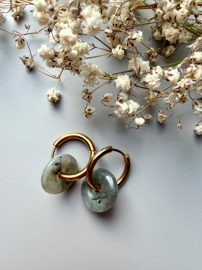 Stone Circle – Gold-plated hoop earrings with natural stone donut pendants – handmade