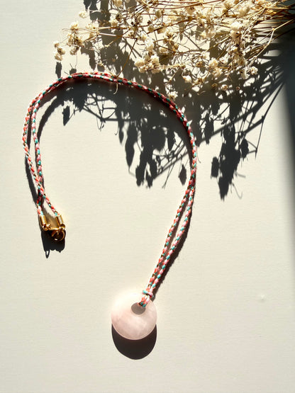 Pastel Cord – Rosenquarz Kette mit geflochtenem Band – handgefertigt