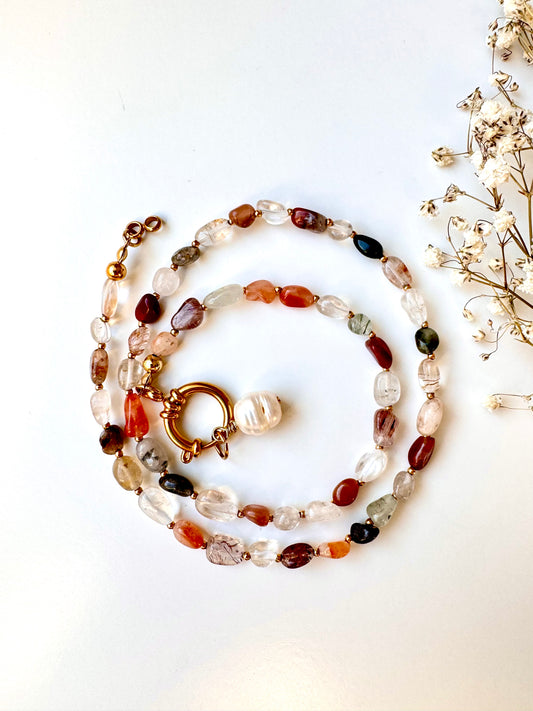 Quarzstein-Kette mit Barockperle & goldenen Details – handgefertigt