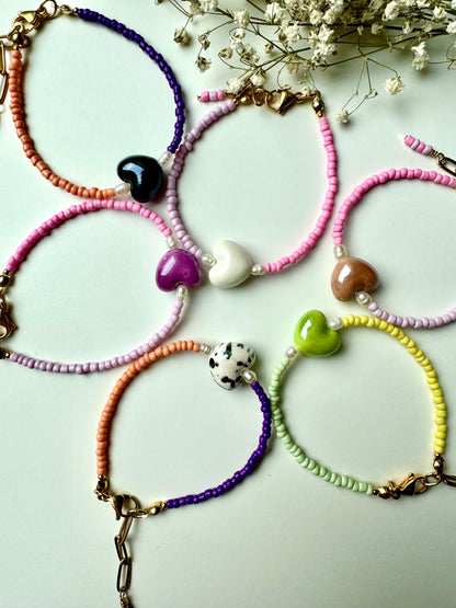 Rosa Miyuki-Perlenarmband mit Keramikherz & Süßwasserperlen – handgefertigt