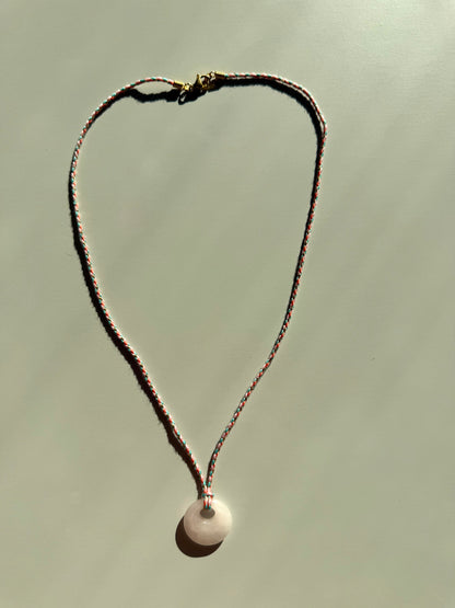 Pastel Cord – Rosenquarz Kette mit geflochtenem Band – handgefertigt