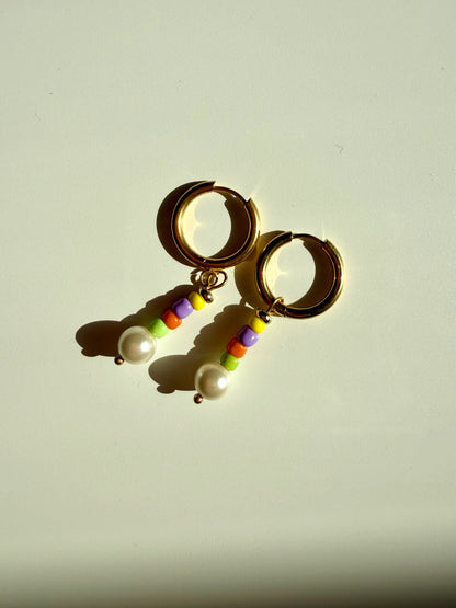 Lumi Pop – bunte Perlen Ohrringe mit Glasperlen & goldenen Creolen – handgefertigt