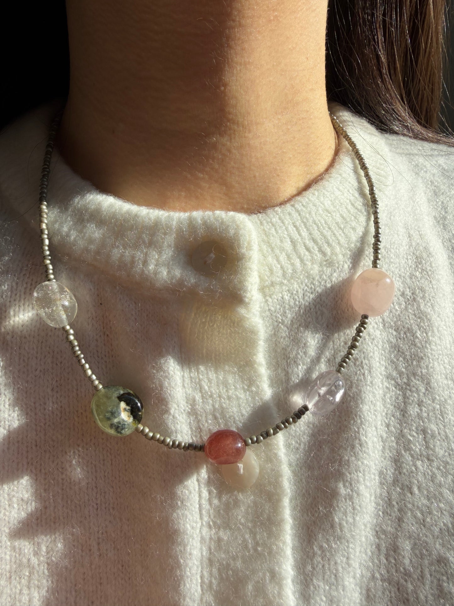 Stone Balance – Edelstein Kette mit Rosenquarz, Bergkristall, Prehnit & Sonnenstein – handgefertigt