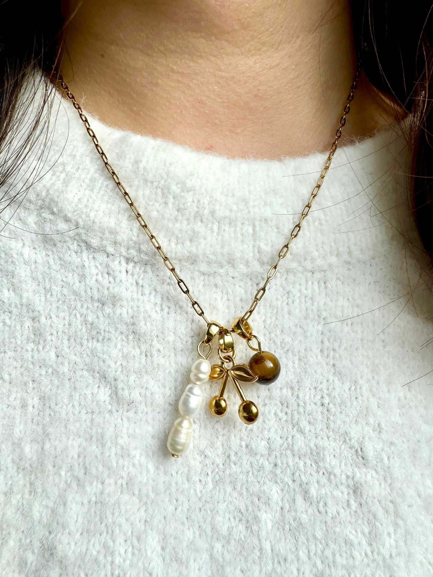 CHERRY CHARM – Halskette mit Süßwasserperlen, Tigerauge & 18k vergoldeten Anhängern, handgefertigt