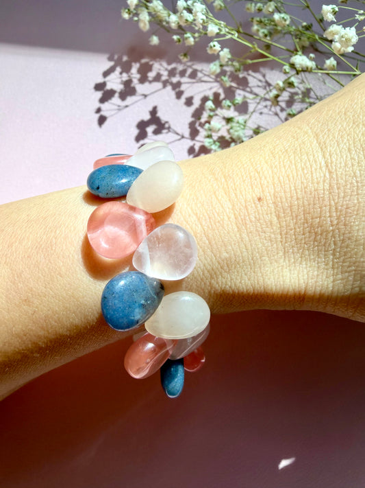 Berry Moon Armband mit Rosenquarz, Kirschquarz & blauem Aventurin – handgefertigt