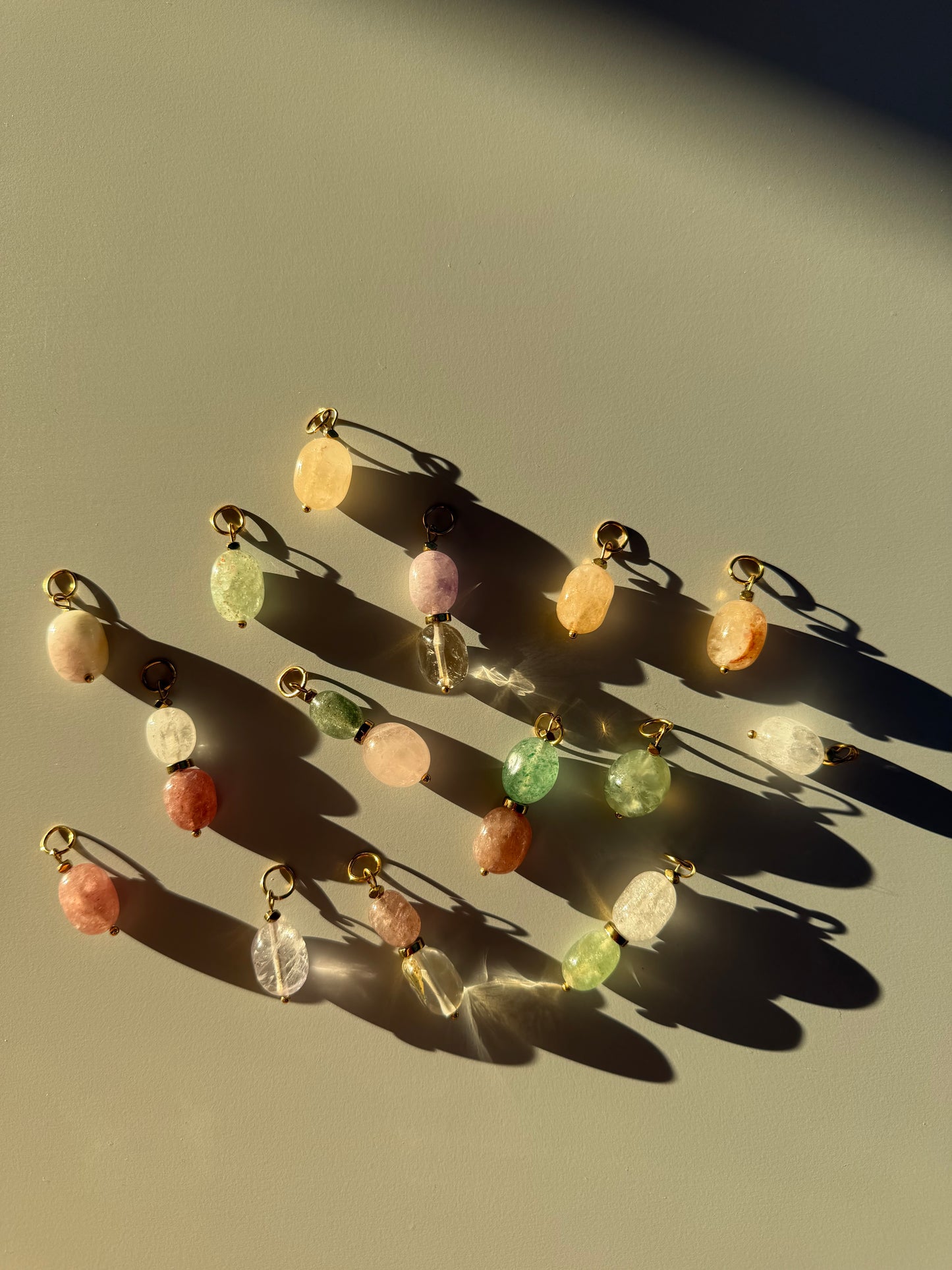 Limited Edition – Halskette mit Naturstein-Anhängern & vergoldeter Gliederkette – handgefertigt