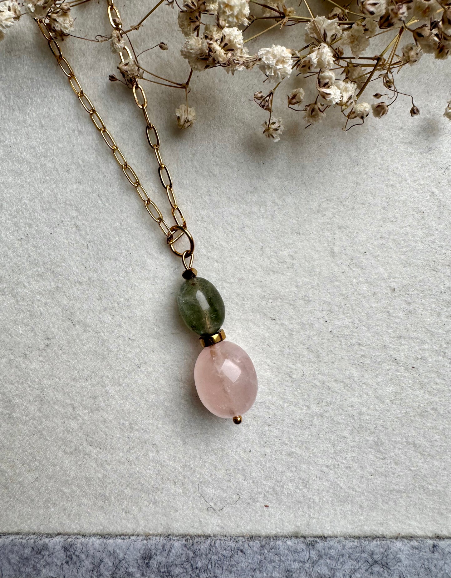 Limited Edition – Halskette mit Naturstein-Anhängern & vergoldeter Gliederkette – handgefertigt