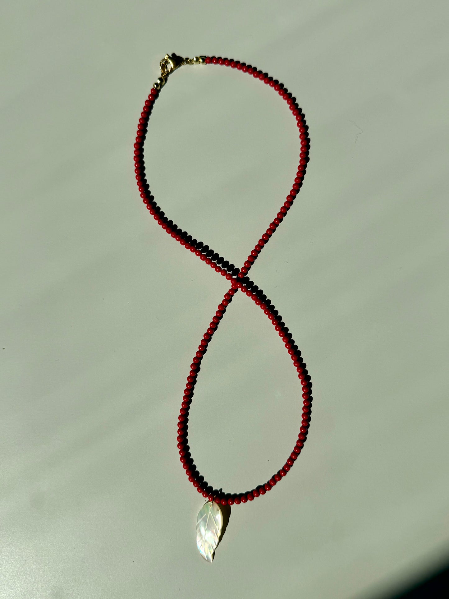 Red Leaf Coral – Handgefertigte Kette aus echten Korallenperlen & Perlmutt