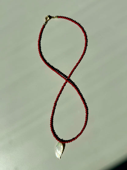Red Leaf Coral – Handgefertigte Kette aus echten Korallenperlen & Perlmutt