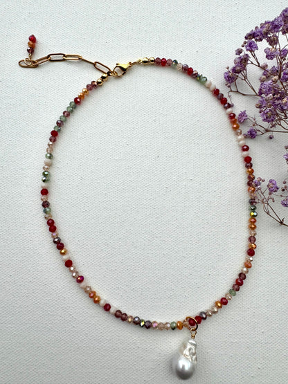 Facettierte Edelstein-Halskette mit Barockperle & goldenen Details