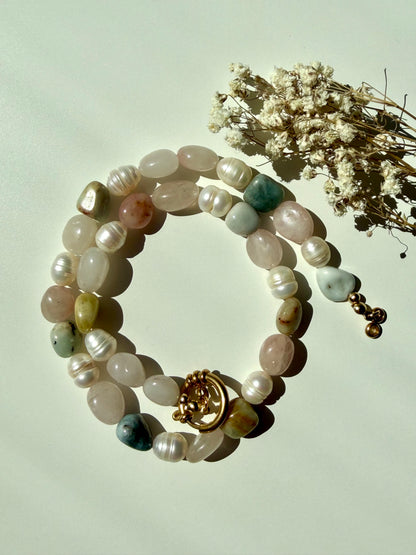 Aura Pearl – Naturstein Halskette mit Süßwasserperlen handgefertigt