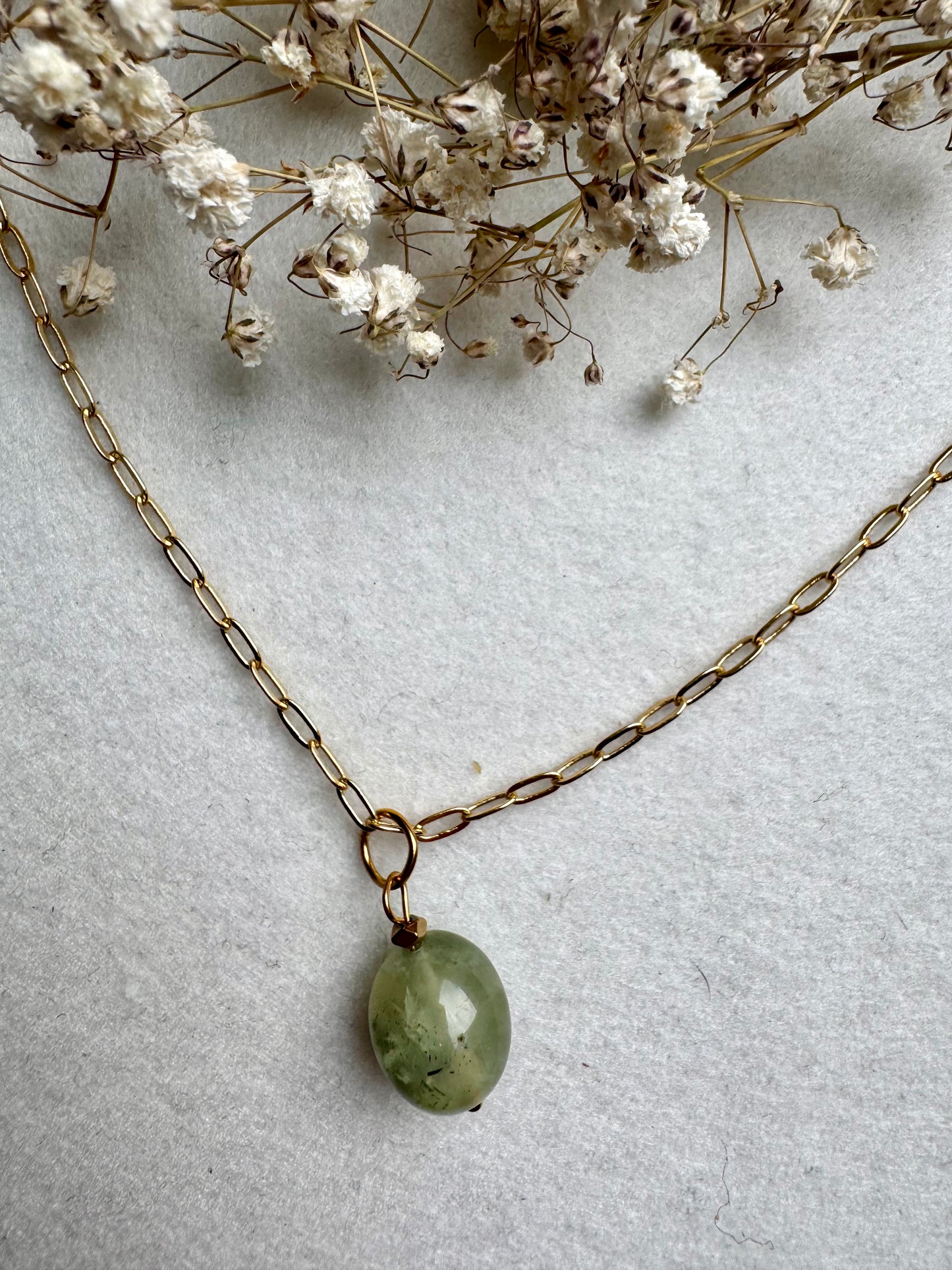 Limited Edition – Halskette mit Naturstein-Anhängern & vergoldeter Gliederkette – handgefertigt