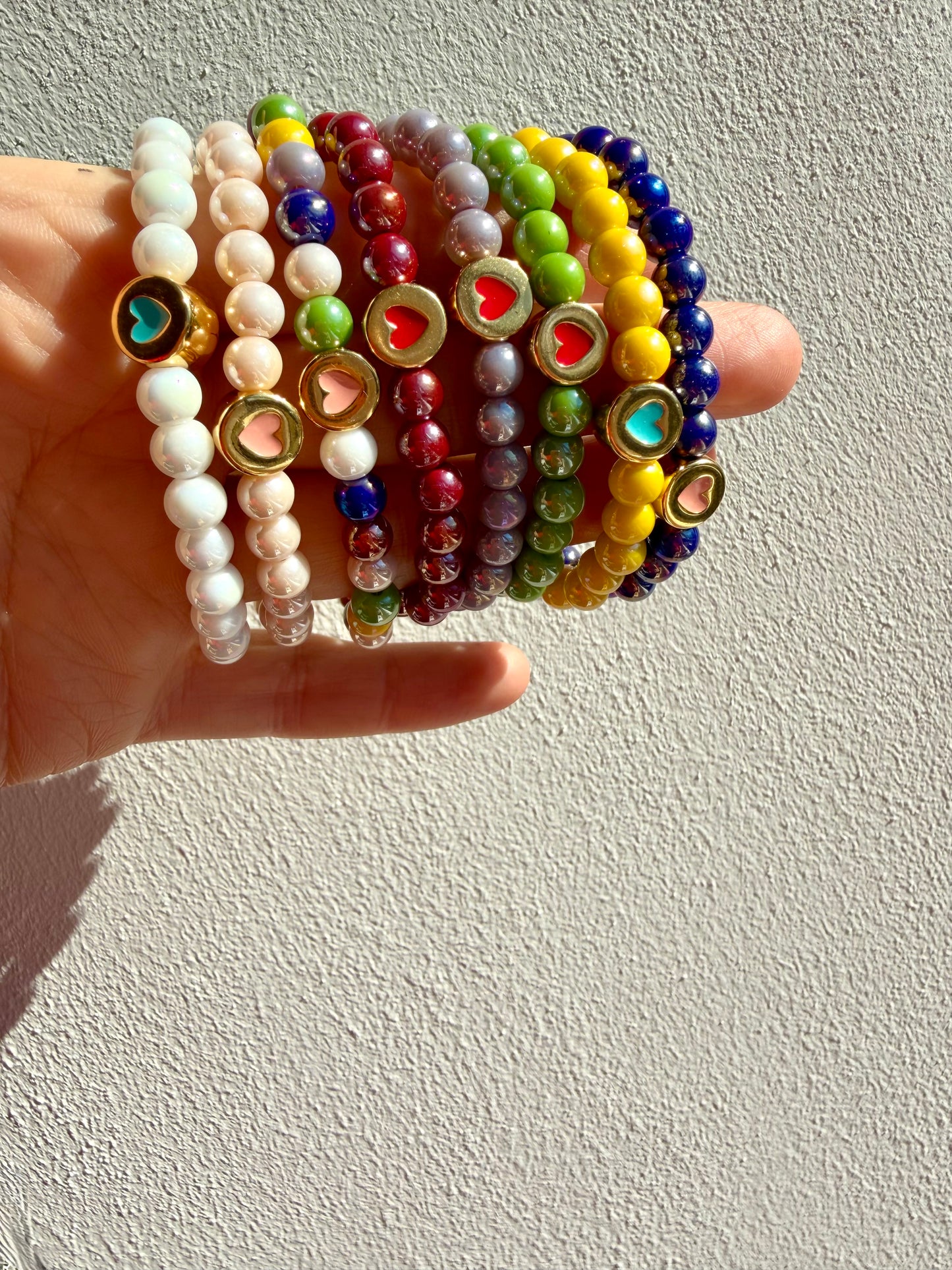 Glass Heart – Armband mit bunten Glasperlen & Herz Motiv – handgefertigt