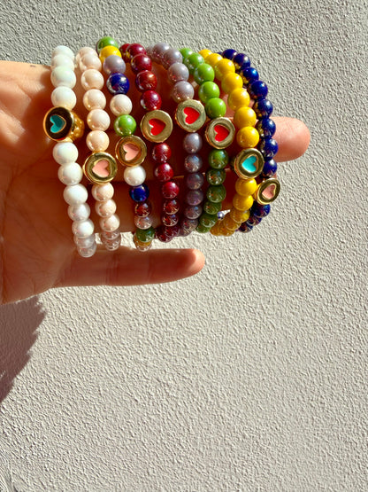 Glass Heart – Armband mit bunten Glasperlen & Herz Motiv – handgefertigt