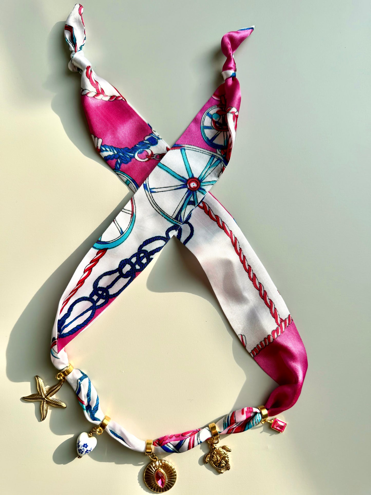 Charm Bandana Pink – bunte Stoff-Halskette mit goldenen Anhängern – handgefertigt