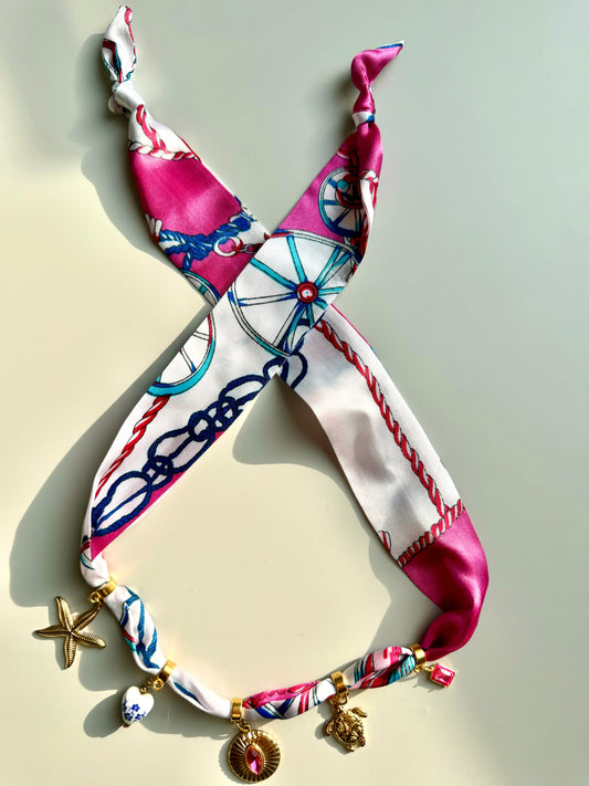 Charm Bandana Pink – bunte Stoff-Halskette mit goldenen Anhängern – handgefertigt
