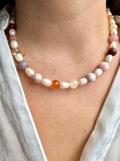 Blush Harmony – Süßwasserperlenkette mit Edelsteinmix – handgefertigt