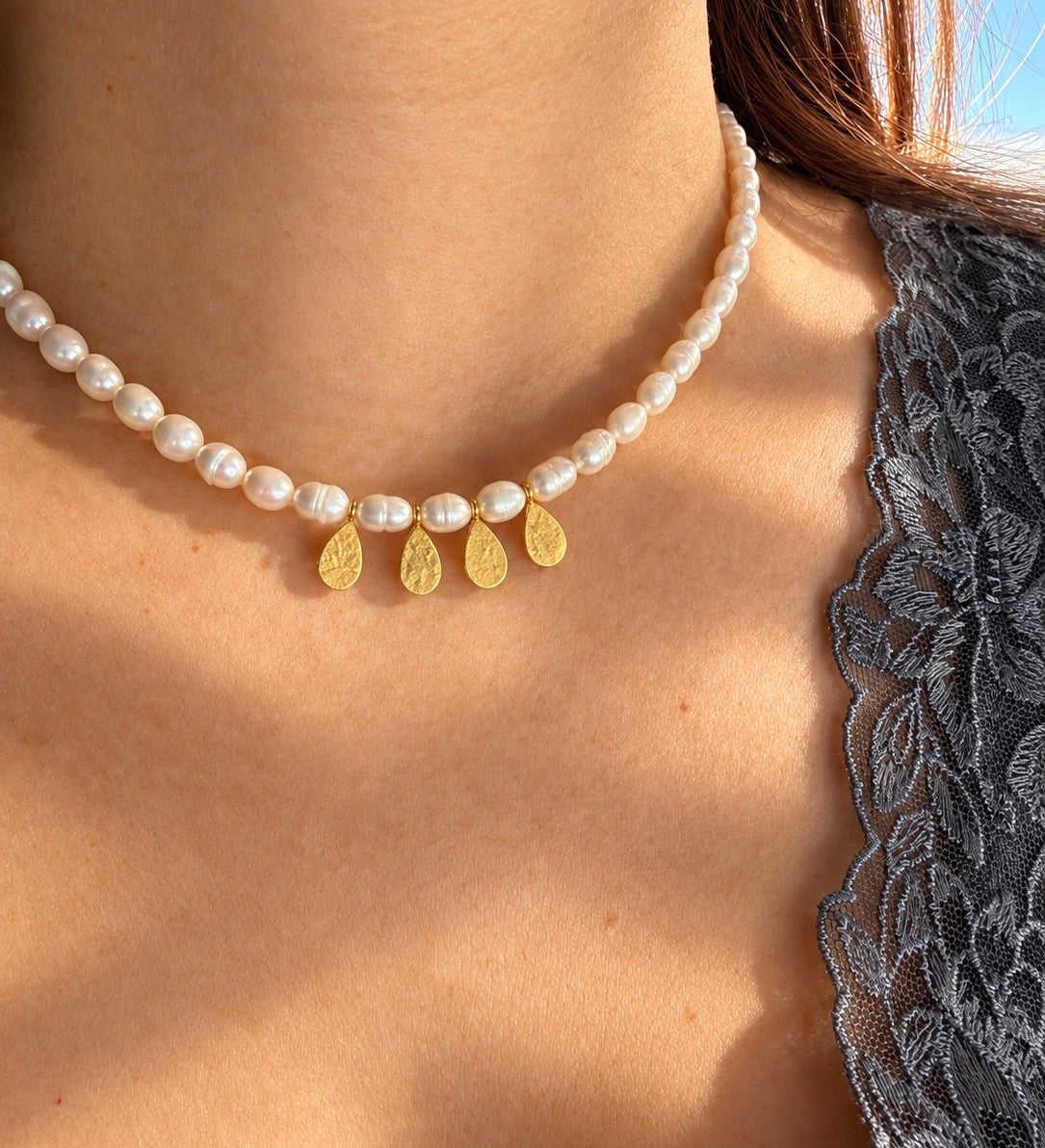 Golden Pearl – Süßwasserperlen Halskette mit goldenen Anhängern – Ansicht 5