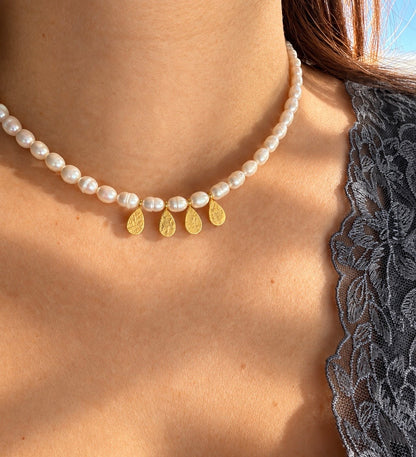 Golden Pearl – Süßwasserperlen Halskette mit goldenen Anhängern – Ansicht 5