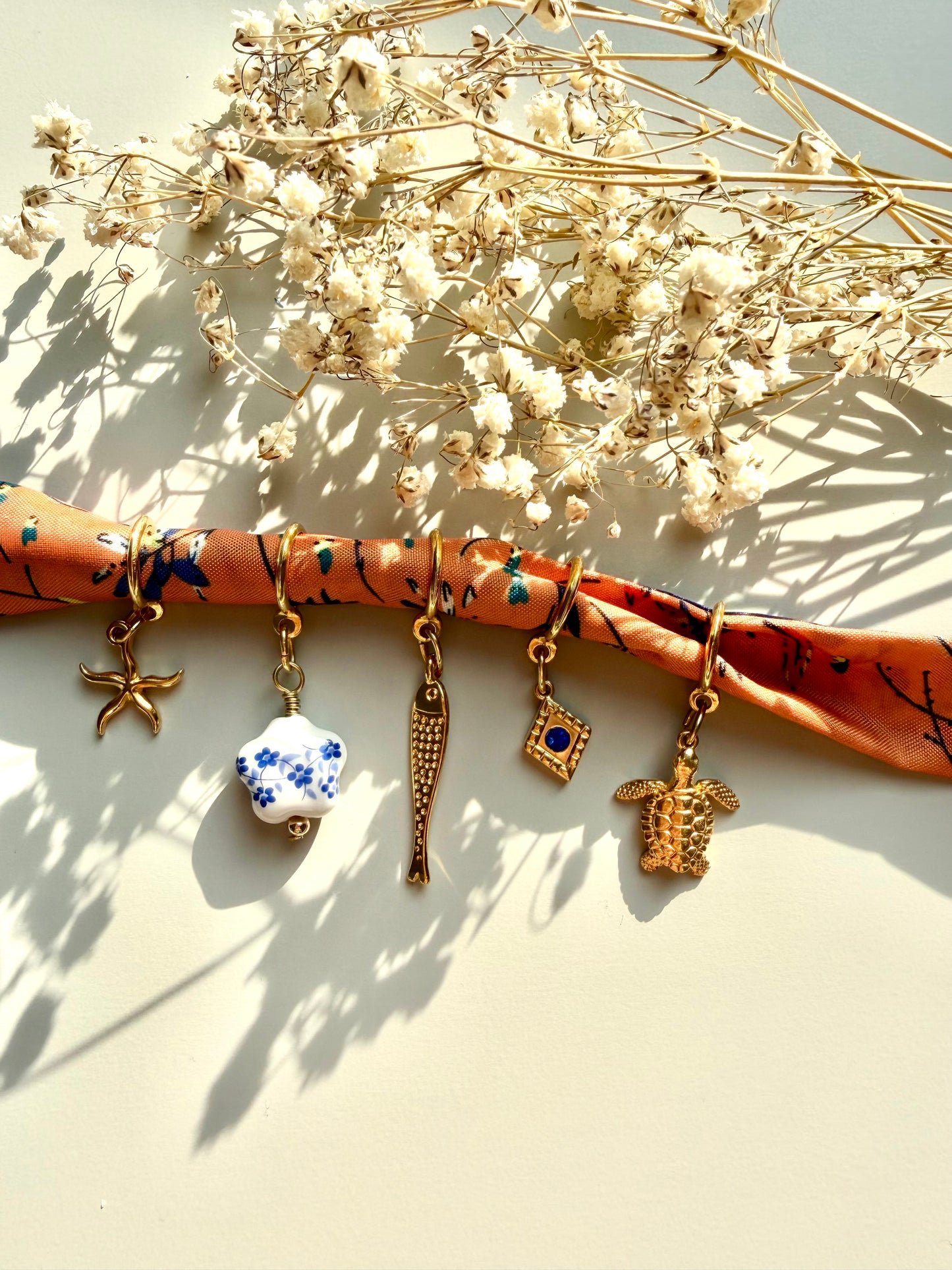 Charm bandana with orange and blue pendants • Gold charms &amp; silk scarf look