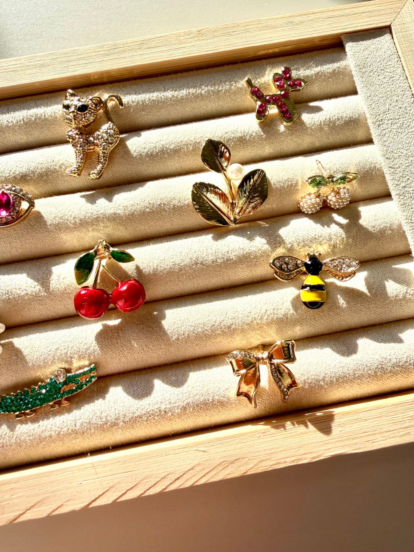 Broschen – Vergoldete Anstecker mit verspielten Motiven