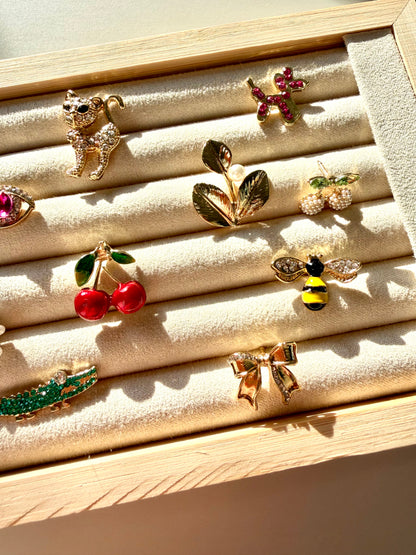 Broschen – Vergoldete Anstecker mit verspielten Motiven