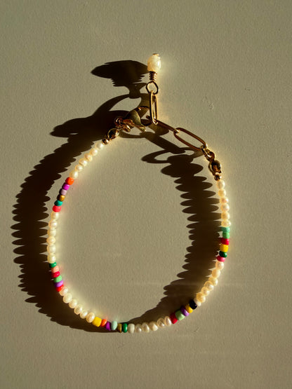 Pearl Confetti – Bracelet with freshwater pearls &amp; colorful glass beads – handmade