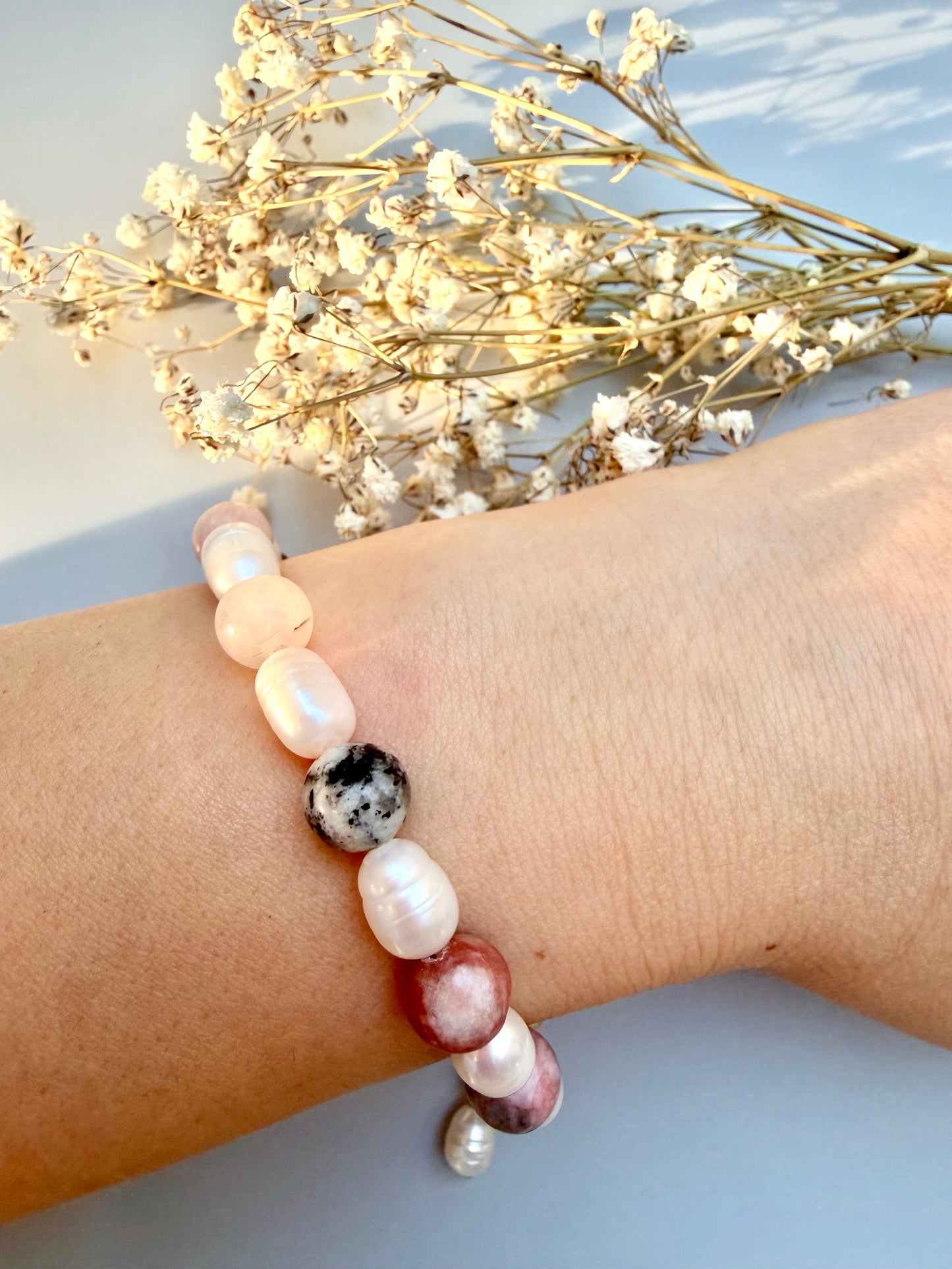 Bracelet with freshwater pearls &amp; colorful gemstones • 18k gold plated