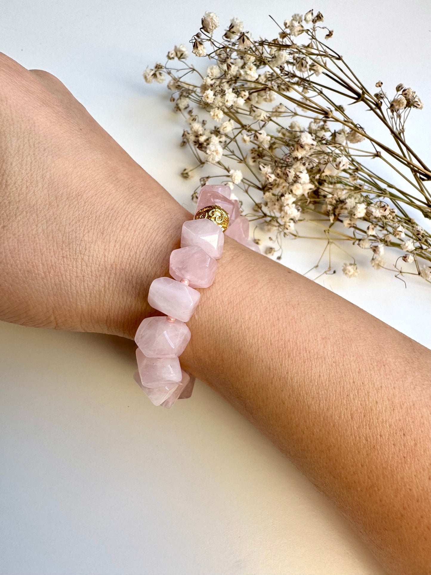 Rosenquarz-Armband • Facettierte Edelsteinperlen • Goldene Akzentperle • 18k vergoldet