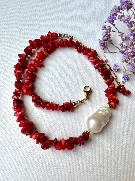 Halskette mit roter Koralle & Barockperle