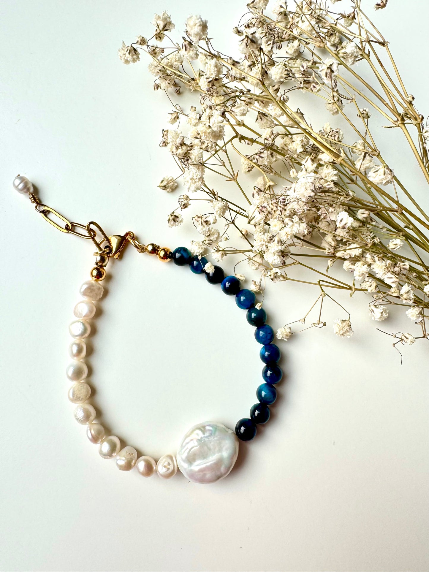 Armband mit blauen Edelsteinperlen, Süßwasser- & Barockperle – 18k vergoldete Details, handgefertigt