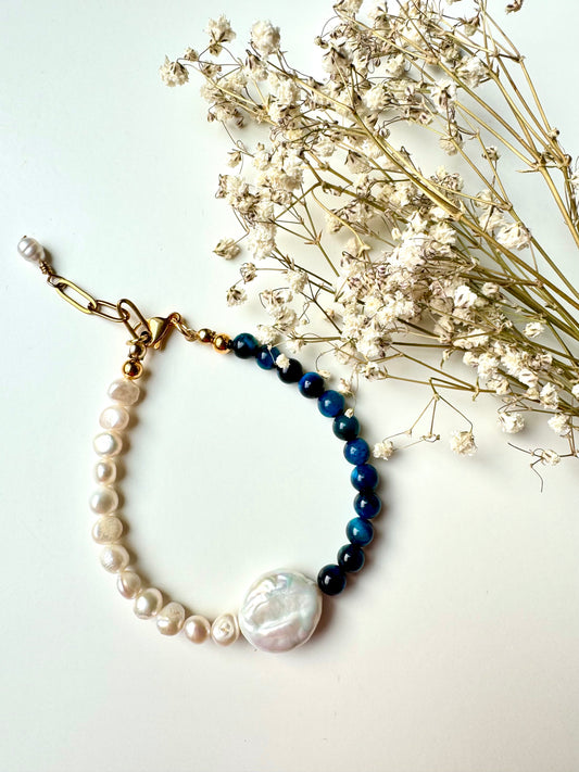 Armband mit blauen Edelsteinperlen, Süßwasser- & Barockperle – 18k vergoldete Details, handgefertigt