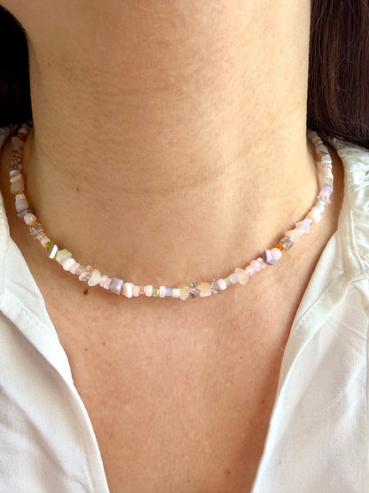Blush Glow – Zarte Pastell Perlenkette mit Kristallakzenten – handgefertigt