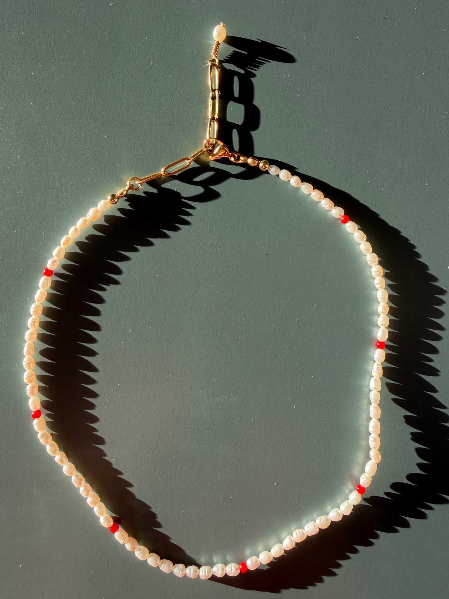 Pearl Dot Coral – Halskette mit Süßwasserperlen & Korallen-Akzenten – handgefertigt