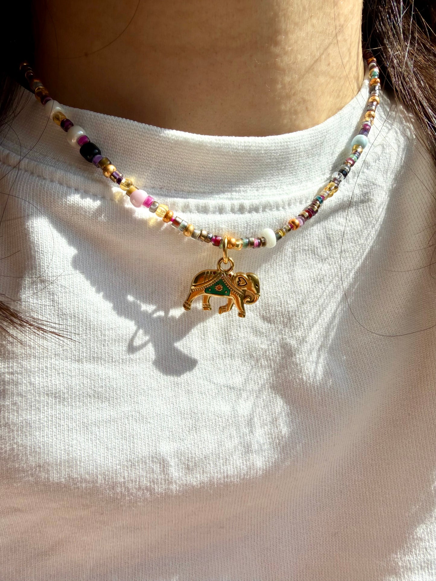 Happy Pearls No. 4 – Halskette mit bunten Glasperlen & Elefanten Anhänger – Edelstahl 18k vergoldet