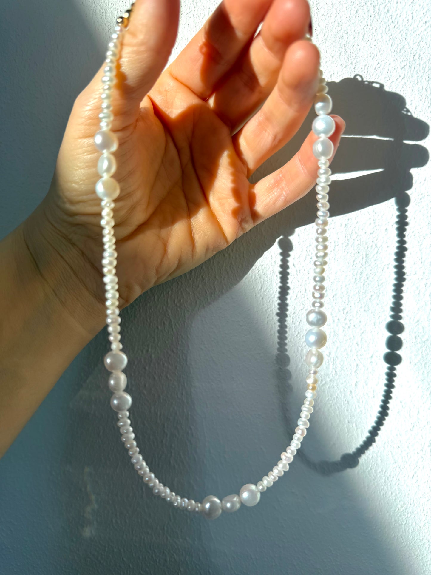 Pearl Essence – Süßwasserperlen Kette mit goldener Gliederkette – handgefertigt