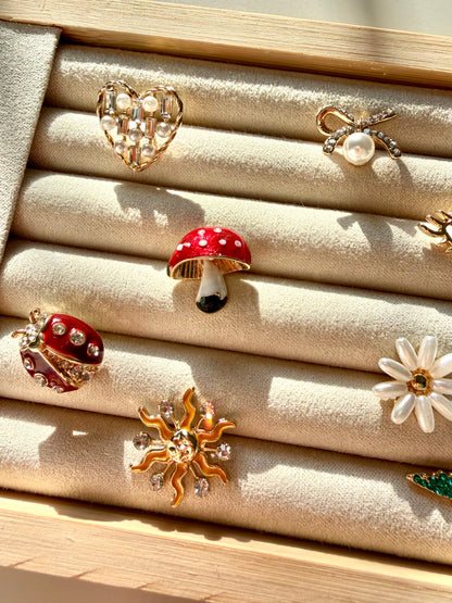 Broschen – Vergoldete Anstecker mit verspielten Motiven