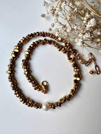 Hematite Glow – Halskette aus goldglänzendem Hämatit mit Süßwasserperle – handgefertigt