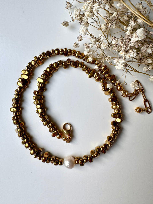 Hematite Glow – Halskette aus goldglänzendem Hämatit mit Süßwasserperle – handgefertigt