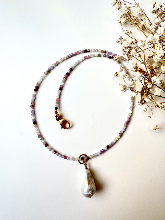 Feine Edelsteinkette mit Barockperle