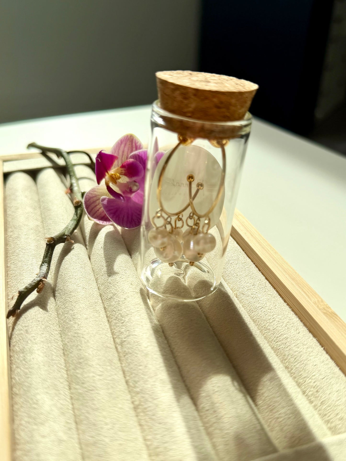 Perla Flow – Creolen mit Süßwasserperlen & goldenen Details – handgefertigt