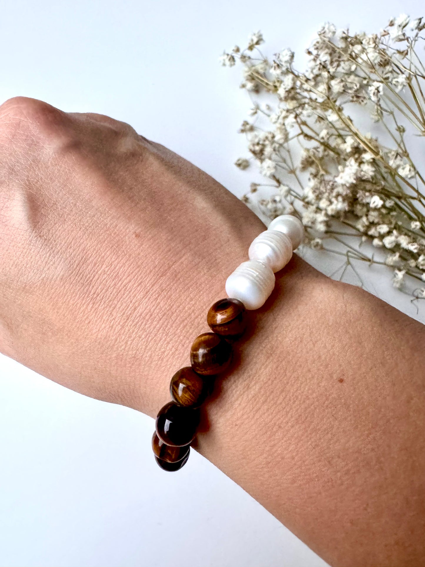 Armband mit Tigerauge & Süßwasserperlen – 18k vergoldete Details, handgefertigt