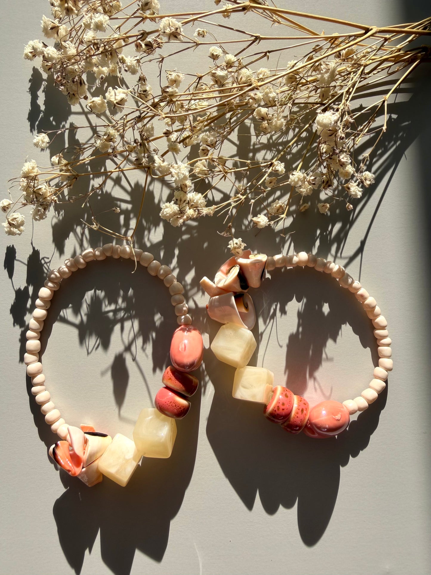 Shell Whisper – Statement Armband mit Keramik, Acryl & Muschel – handgefertigt