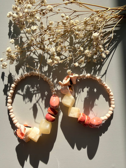 Shell Whisper – Statement Armband mit Keramik, Acryl & Muschel – handgefertigt