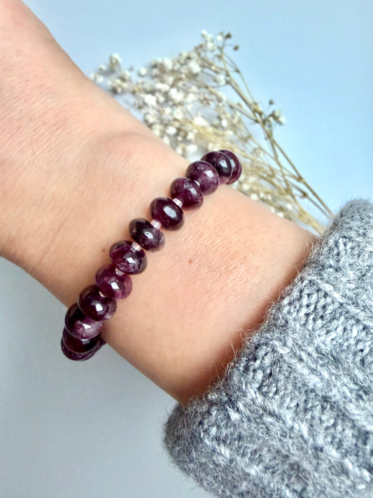 Velvet Ruby – 18 k vergoldetes Edelsteinarmband in Dunkelrot – handgefertigt