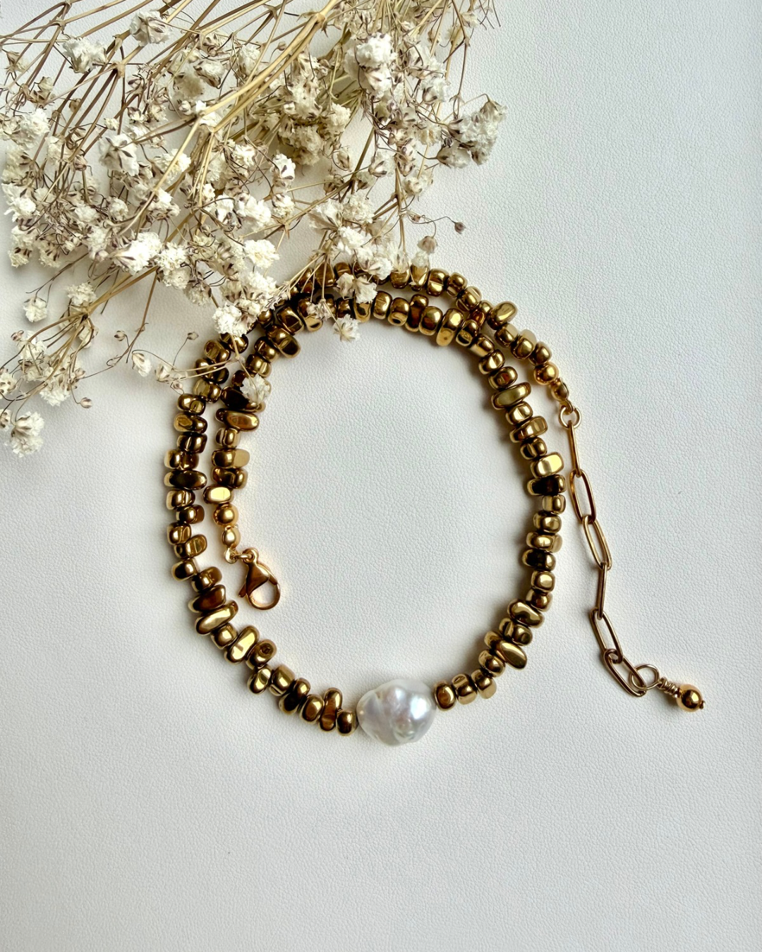 Hematite Glow – Necklace made of gold-shimmering hematite with freshwater pearl – handmade