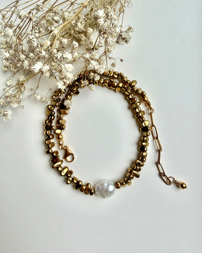 Hematite Glow – Necklace made of gold-shimmering hematite with freshwater pearl – handmade