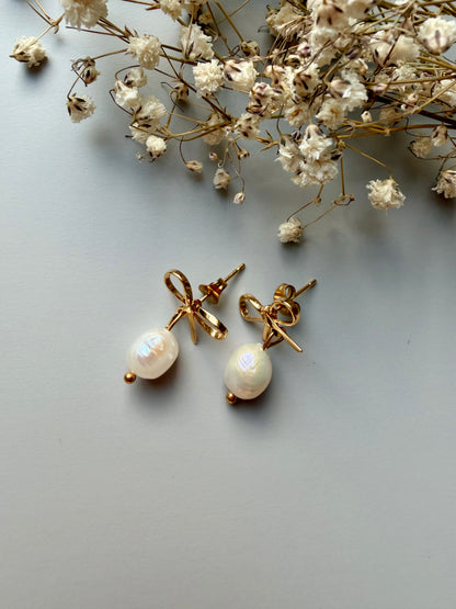 Freshwater pearl earrings with bows • Gold-colored • Elegant &amp; playful