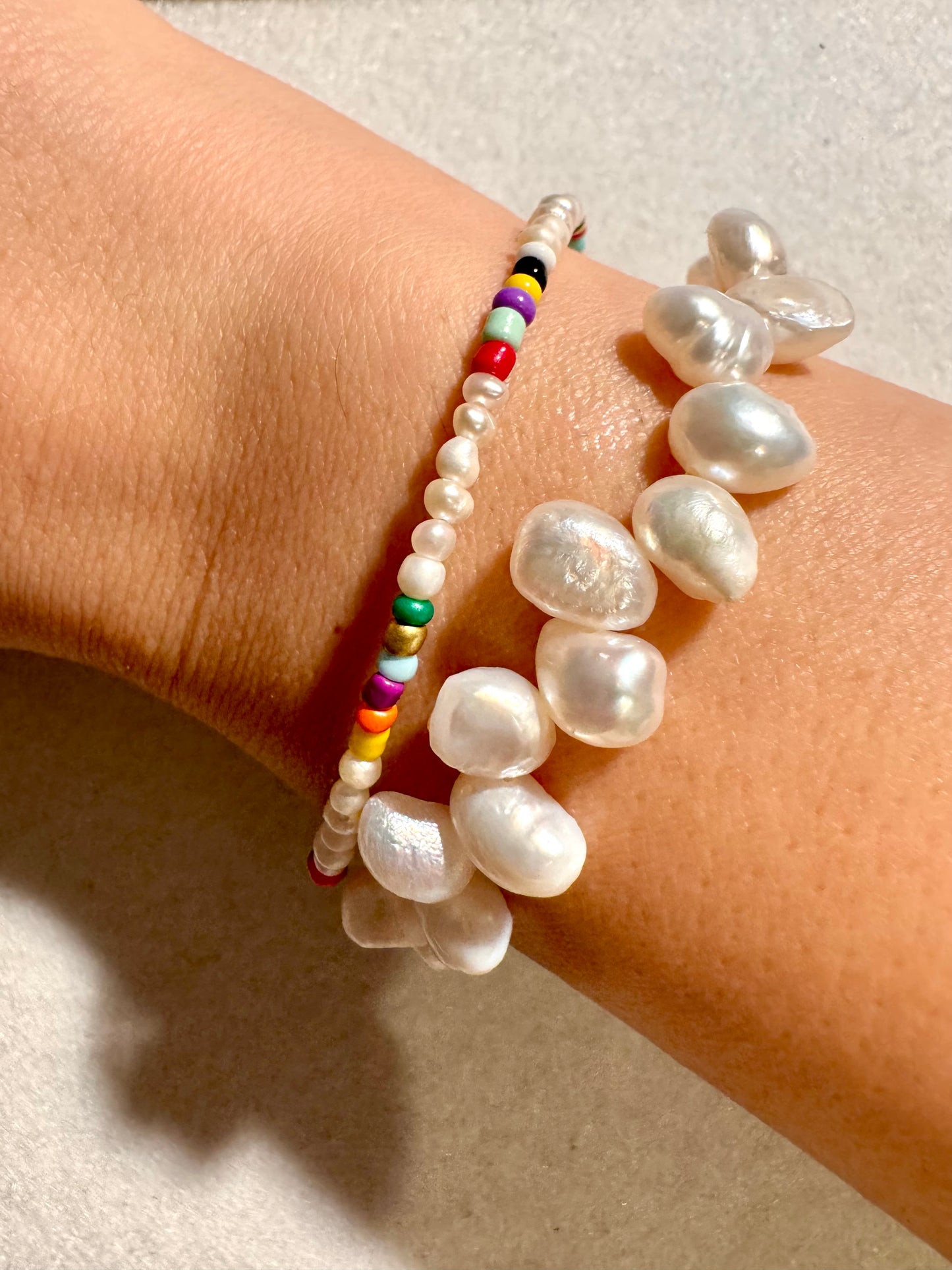 Pure Pearl – Armband aus natürlichen Süßwasserperlen & goldenen Details – handgefertigt